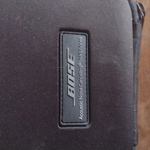 Bose Black and Silver QC15 Headphones with Case& Accessories NEW - Picture 5 of 6